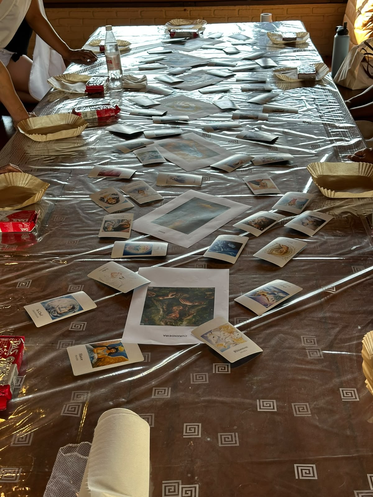 Cartas de arquétipos femininos espalhadas sobre a mesa de trabalho
